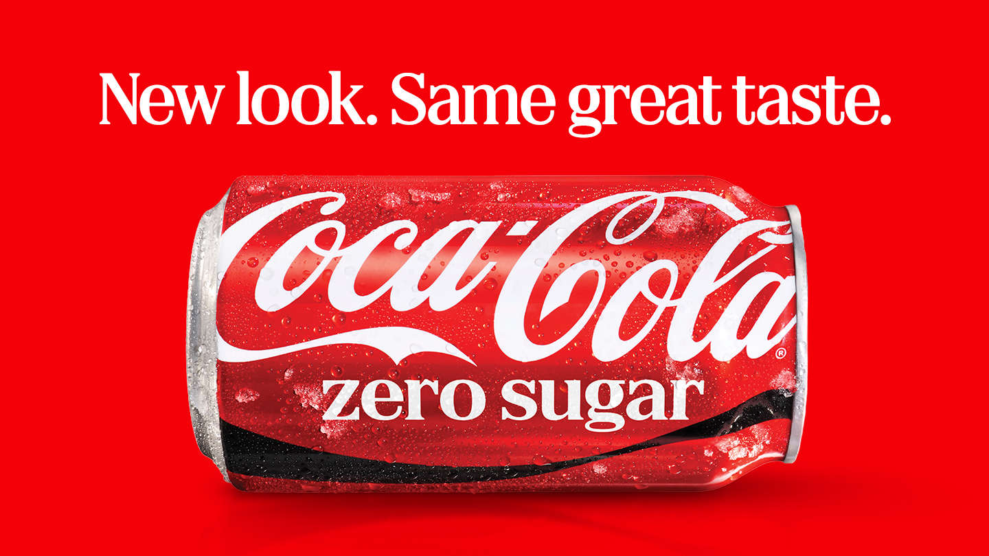 Nouvelle canette Coca‑Cola Zero Sugar dans le nouveau look Coca‑Cola, représentée sur un fond rouge avec le texte « New look. Same great taste. »