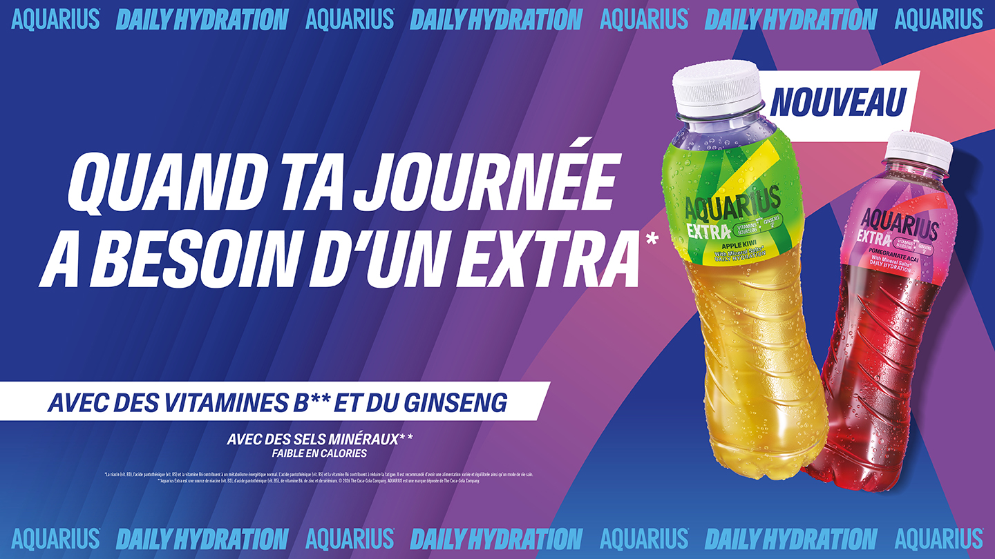 Bannière promotionnelle Aquarius Extra montrant deux bouteilles (pomme‑kiwi et grenade‑açaï) avec le message « Quand ta journée a besoin d’un extra », mentionnant vitamine B, ginseng et sels minéraux, nouveau produit.