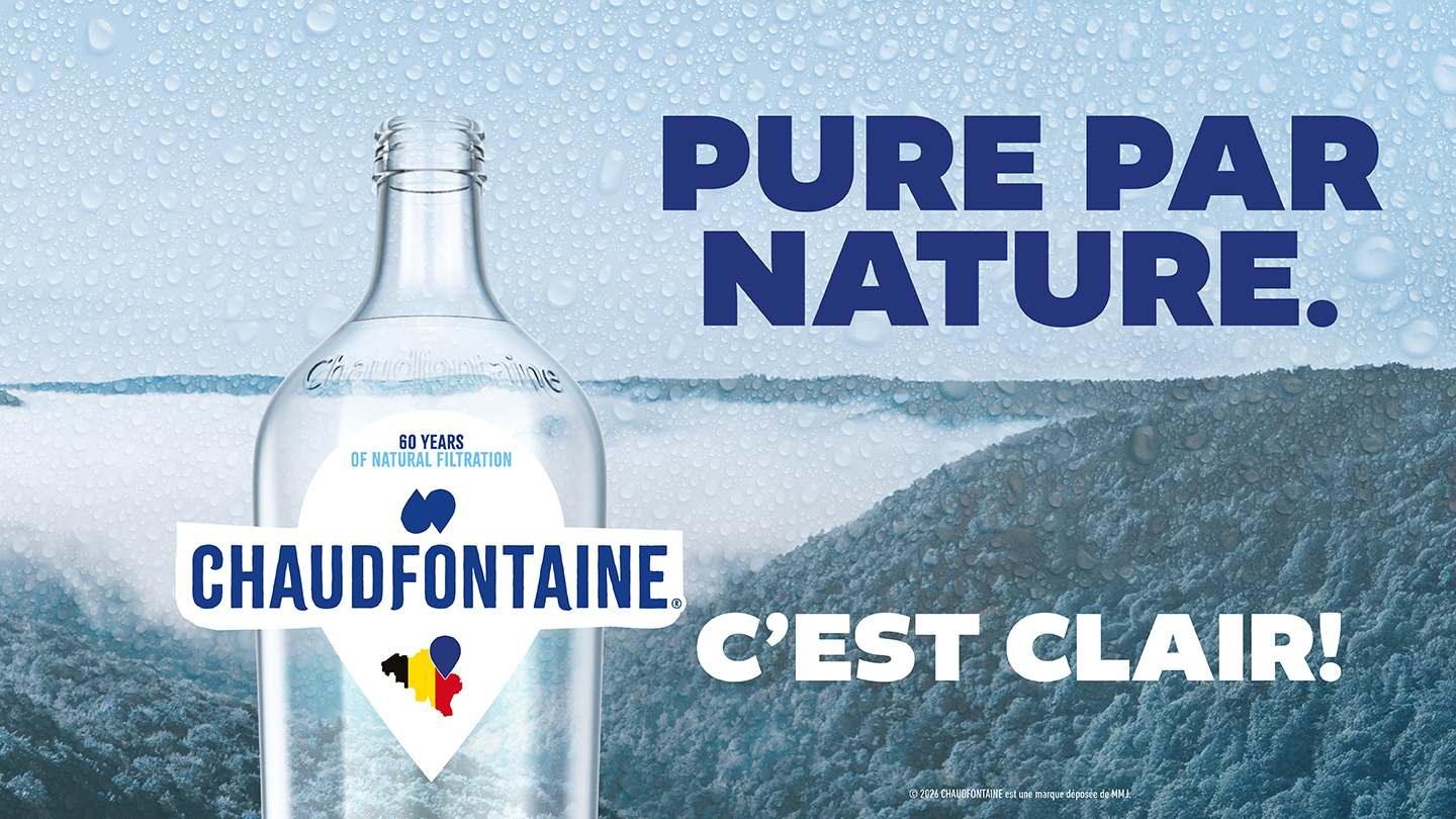 Bouteille d’eau Chaudfontaine sur fond bleu avec gouttes d’eau, accompagnée du message « Pure par nature. C’est clair ».