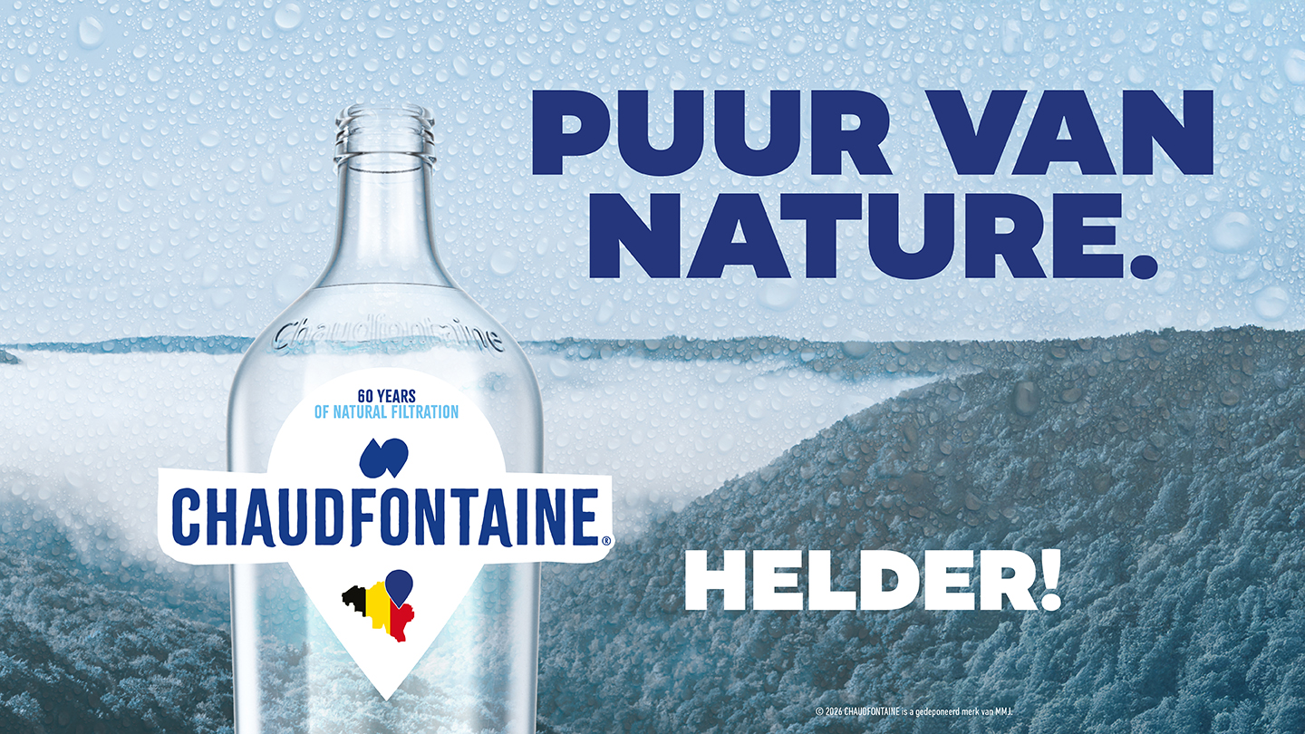 Reclamebeeld met een Chaudfontaine-waterfles in het midden, omgeven door waterdruppels op een blauwe achtergrond. De tekst luidt “Puur van nature. Helder!” en “60 years of natural filtration”, met het Chaudfontaine-logo en een gestileerde kaart van België.