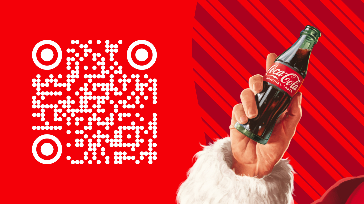 Image sur fond rouge vif. À gauche, un grand QR code blanc. À droite, une main vêtue d’une manche rouge de costume de Noël, bordée de fourrure blanche, tient une bouteille en verre de Coca‑Cola. L’étiquette rouge porte le logo Coca‑Cola en blanc et la mention « Original Taste ». L’arrière‑plan, à droite, est orné de rayures diagonales rouge foncé.