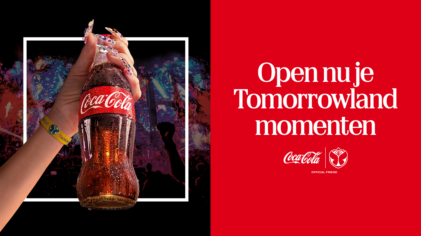 Een hand houdt een glazen fles Coca‑Cola omhoog tegen een sfeervolle achtergrond van een muziekfestival met licht en publiek. Rechts staat de tekst “Open nu je Tomorrowland momenten”, met het Coca‑Cola‑logo en het Tomorrowland‑logo eronder.