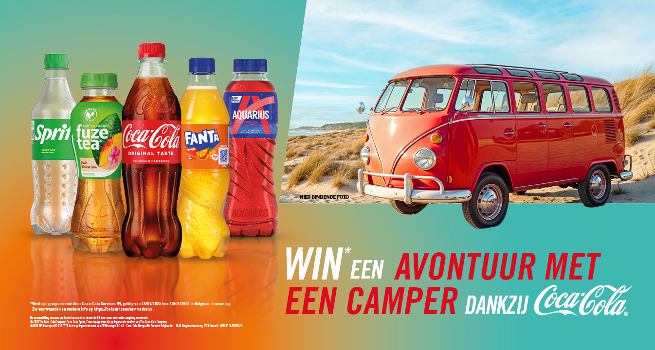 Afbeelding van vijf verschillende frisdranken (Sprite, Fuze Tea, Coca-Cola Original Taste, Fanta en Aquarius) tegen een kleurverloop achtergrond van oranje naar blauwgroen. Rechts staat een rode vintage Volkswagen camperbus geparkeerd op een zonnig duinlandschap met gras en blauwe lucht. Tekst in beeld: "Met Coca-Cola, win een camperbusreis." Onder de afbeelding staat in kleinere letters informatie over de wedstrijd en voorwaarden.