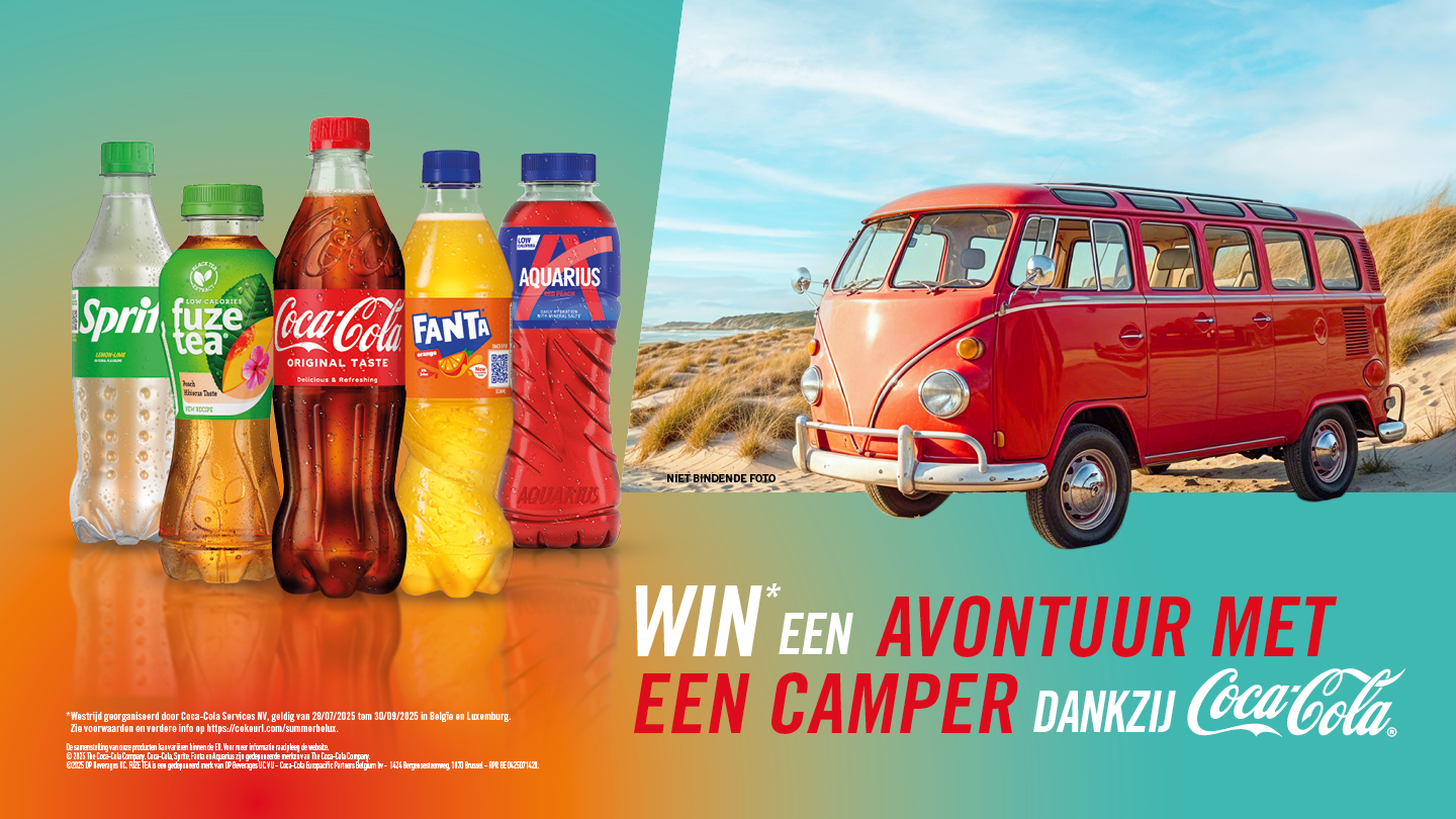 Afbeelding van vijf verschillende frisdranken (Sprite, Fuze Tea, Coca-Cola Original Taste, Fanta en Aquarius) tegen een kleurverloop achtergrond van oranje naar blauwgroen. Rechts staat een rode vintage Volkswagen camperbus geparkeerd op een zonnig duinlandschap met gras en blauwe lucht. Tekst in beeld: "Met Coca-Cola, win een camperbusreis." Onder de afbeelding staat in kleinere letters informatie over de wedstrijd en voorwaarden.