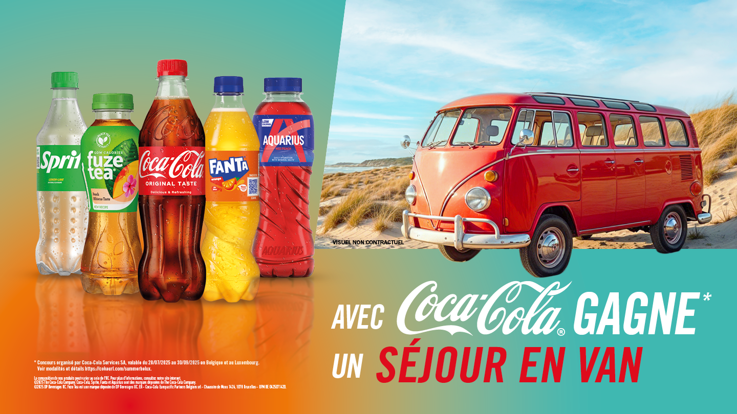 Image de cinq boissons différentes (Sprite, Fuze Tea, Coca-Cola Original Taste, Fanta et Aquarius) sur un fond dégradé allant de l’orange au vert-bleu. À droite, un van Volkswagen vintage rouge est garé sur un paysage de dunes ensoleillées avec de l’herbe et un ciel bleu. Texte affiché : "Avec Coca-Cola, gagne un séjour en van." En bas, des informations en petit texte sur le concours et les conditions s’affichent.