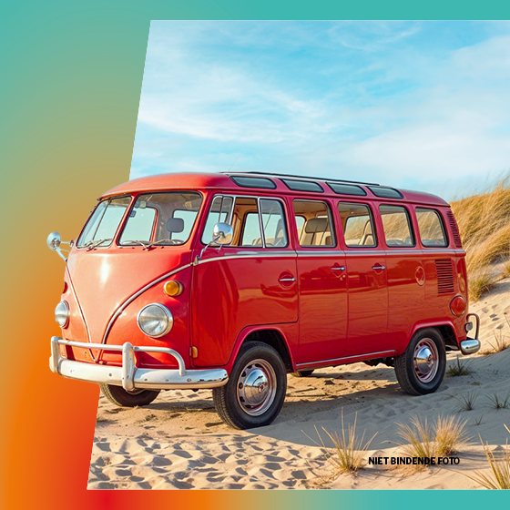 een rode vintage Volkswagen camperbus geparkeerd op een zonnig duinlandschap met gras en blauwe lucht