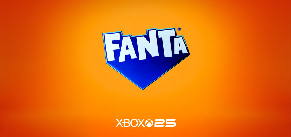 Blauw‑wit Fanta‑logo in het midden op een oranje kleurverloop, met de tekst “Xbox 25” onderaan de afbeelding.