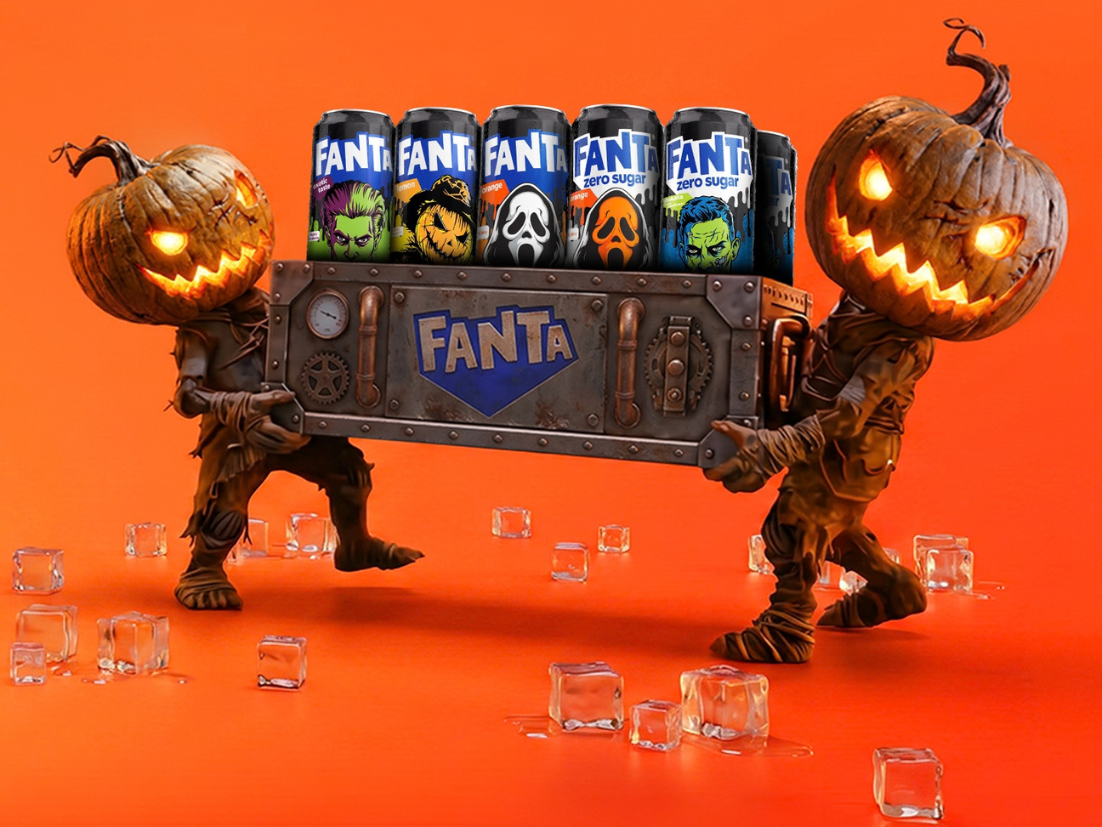 Twee fantasiefiguren met lichtgevende pompoenkoppen dragen een metalen krat met het opschrift ‘Fanta’. Op de krat staan verschillende blikjes Fanta in Halloween-stijl op een rij, met kleurrijke afbeeldingen die zijn geïnspireerd op monsters en pompoenen. De feloranje achtergrond en de ijsblokjes die over de grond verspreid liggen, zorgen voor een feestelijke, speelse en seizoensgebonden sfeer.