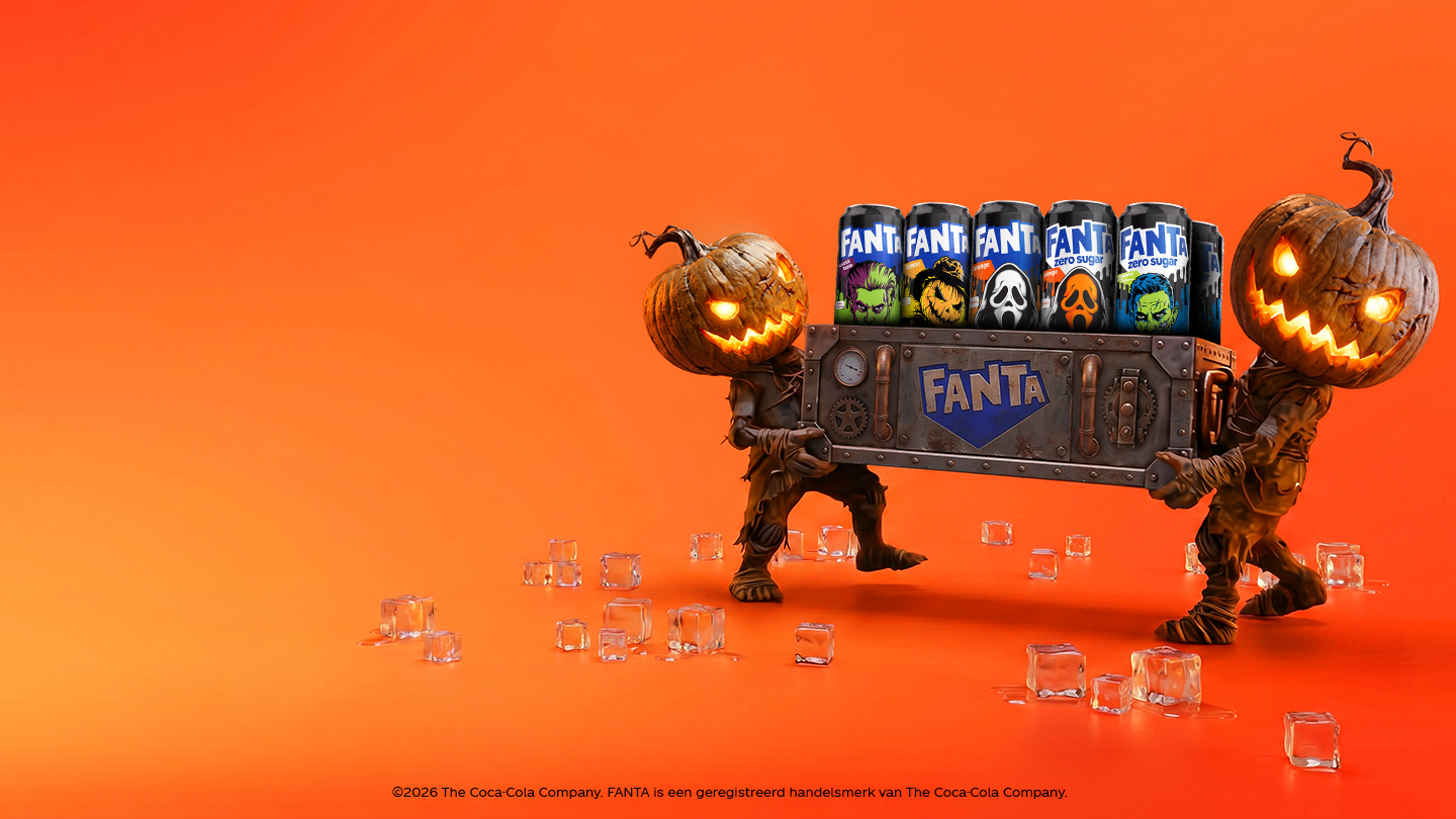 Halloweenafbeelding van Fanta: twee figuren met verlichte pompoenhoofden dragen een metalen krat met verschillende Fanta-blikjes in Halloween-uitvoering. De scène speelt zich af op een feloranje achtergrond met verspreide ijsblokjes.