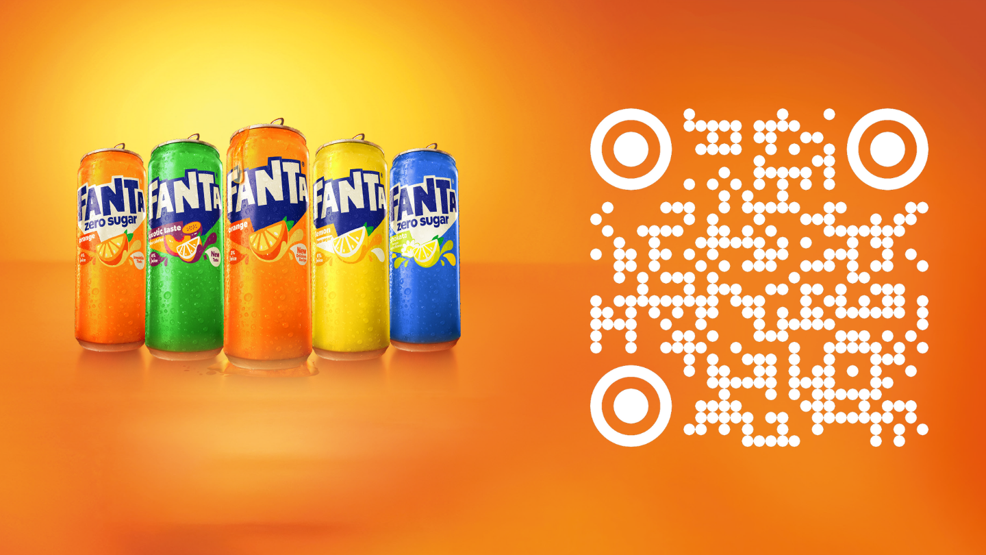 Vijf Fanta‑blikjes in verschillende kleuren en smaken staan naast elkaar tegen een oranje‑gele achtergrond; rechts in beeld staat een grote gestileerde QR‑code in witte stippen.
