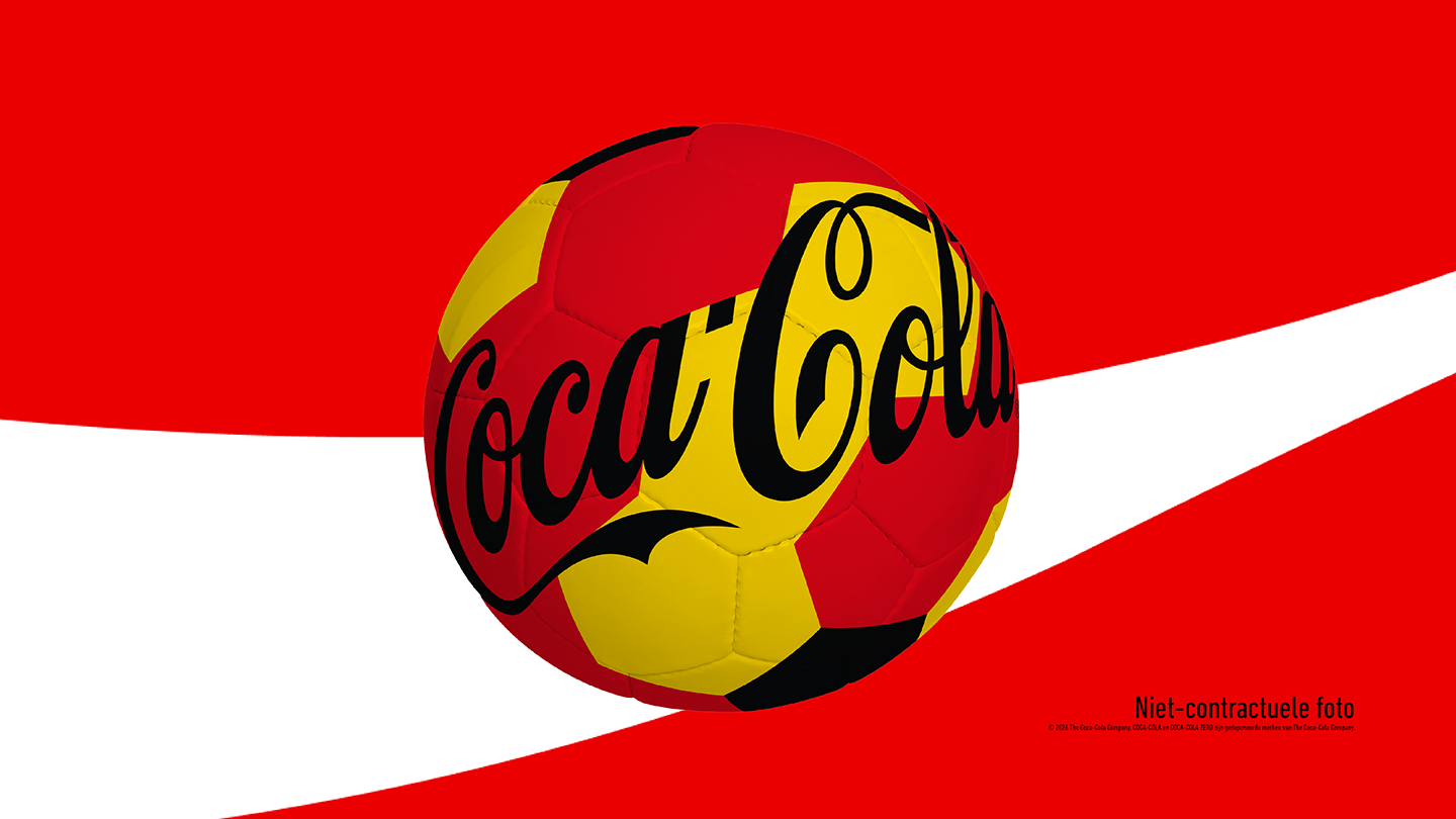 Rood‑gele voetbal met het Coca‑Cola‑logo, afgebeeld tegen een rode achtergrond met een witte, golvende lijn.