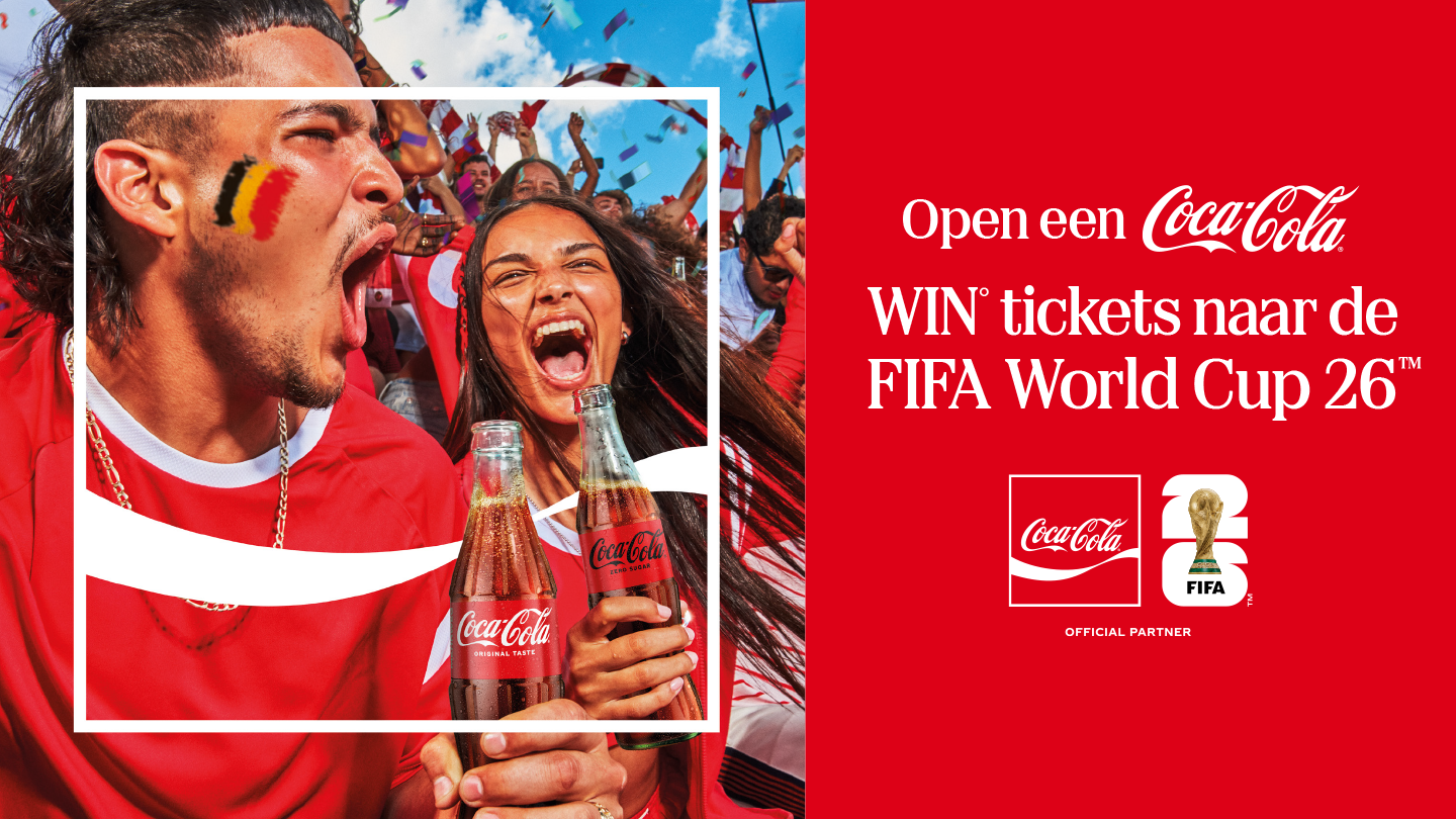 Reclamebeeld van feestende voetbalfans in rode shirts die Coca‑Cola flesjes vasthouden tussen confetti en vlaggen, tegen een blauwe lucht. Rechts staat op een rode achtergrond de tekst “Open een Coca‑Cola. Win tickets naar de FIFA World Cup 26” met Coca‑Cola‑ en FIFA‑logo.