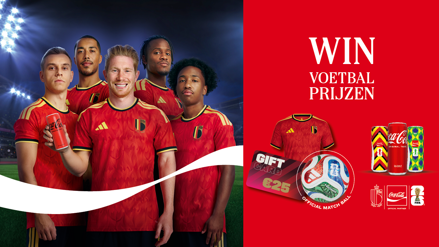 Promotionele afbeelding met vijf voetballers in rode Belgische nationale shirts in een verlicht stadion. Eén speler houdt een Coca‑Cola blikje vast. Rechts staat een rode achtergrond met de tekst “WIN VOETBAL PRIJZEN”, afbeeldingen van een Belgisch shirt, een officiële voetbal, een cadeaubon van €25 en verschillende Coca‑Cola blikjes.