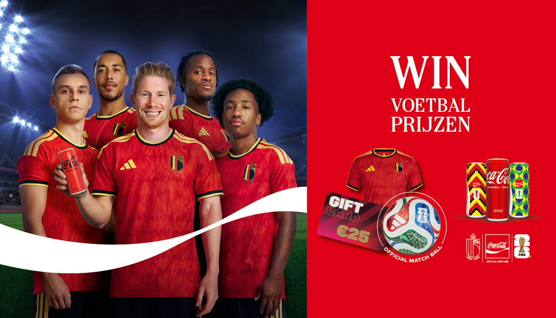 Vijf voetballers in rode Belgische shirts staan samen in een stadion onder felle stadionverlichting; links houdt één speler een Coca‑Cola blikje vast. Rechts staat een rood paneel met de tekst “Win voetbal prijzen” en afbeeldingen van prijzen zoals een voetbalshirt, een cadeaukaart, een officiële wedstrijdbal en Coca‑Cola blikjes, met merkenlogo’s onderaan.