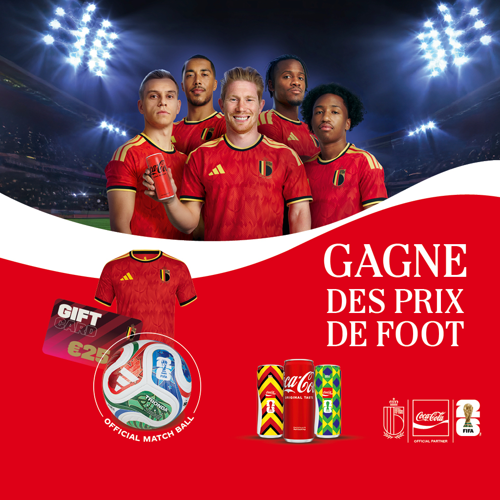 Affiche promotionnelle Coca-Cola avec cinq joueurs de football en maillot rouge dans un stade illuminé, texte « Gagne des prix de foot », ballon et canettes Coca-Cola en bas.