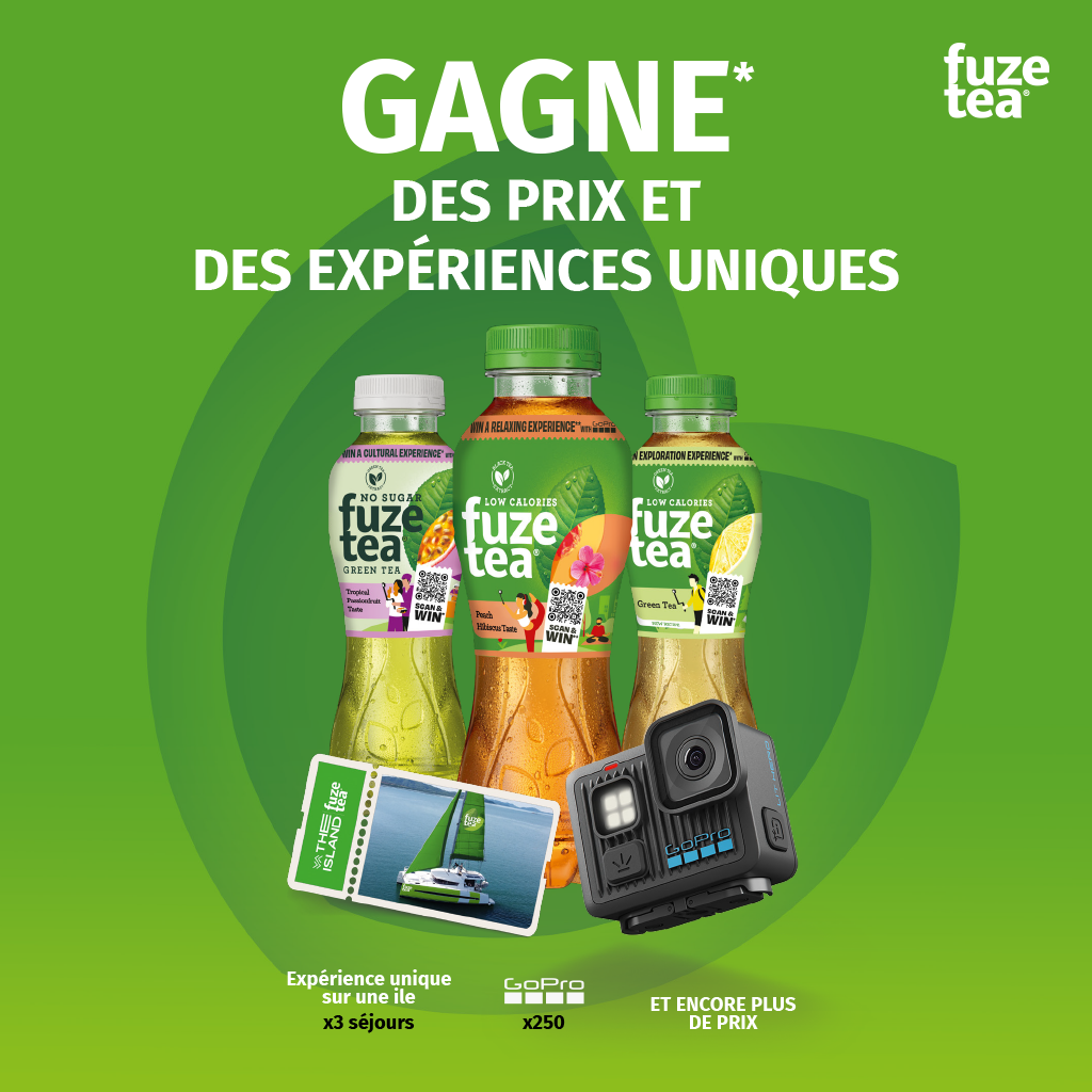 Affiche promotionnelle Fuze Tea avec le texte « Gagne des prix et des expériences uniques ». Trois bouteilles Fuze Tea sont présentées avec des récompenses, dont une GoPro et une expérience de surf. Fond vert vif avec branding Fuze Tea.