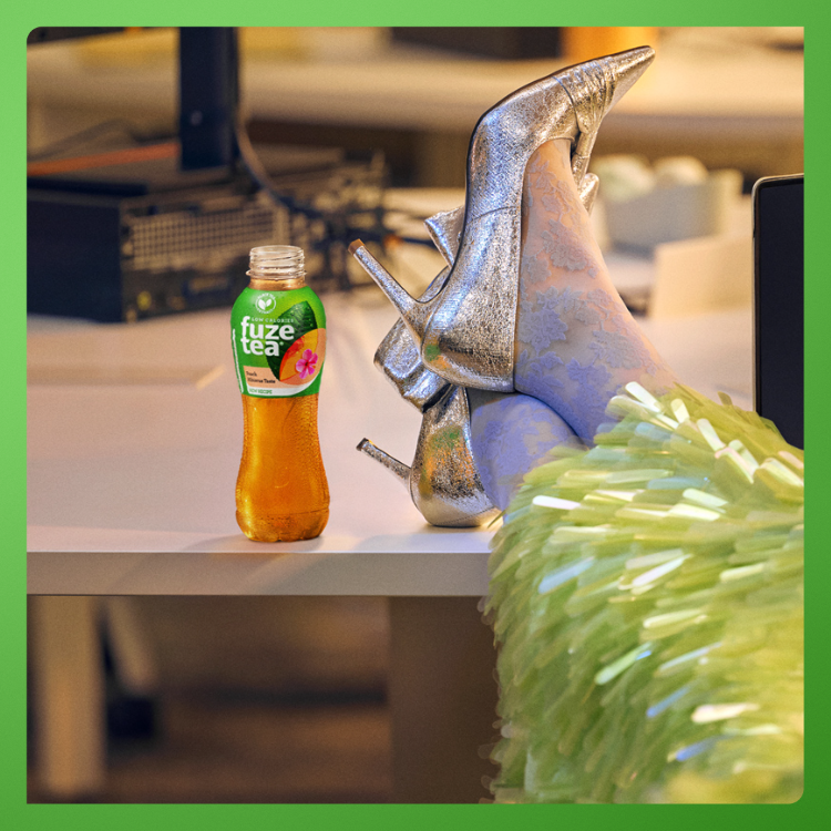 Voeten met hoge hakken naast een fles thee zetten