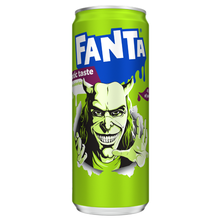 Je ziet een felgroen blikje Fanta exotic taste met het logo in wit en blauw bovenaan. Op de voorkant staat een illustratie van een figuur met horens en lange haren, die met uitgestrekte handen naar voren grijpt terwijl het lijkt alsof hij door het blik heen breekt.