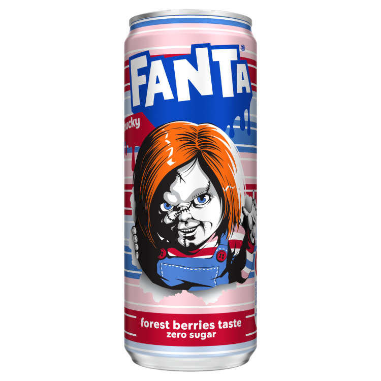 Een Fanta-blik met bosbessensmaak en geen suiker, versierd met een kleurrijke striptekening van een figuur met oranje haar en blauwe tuinbroek, op een achtergrond met roze, rode en blauwe strepen.
