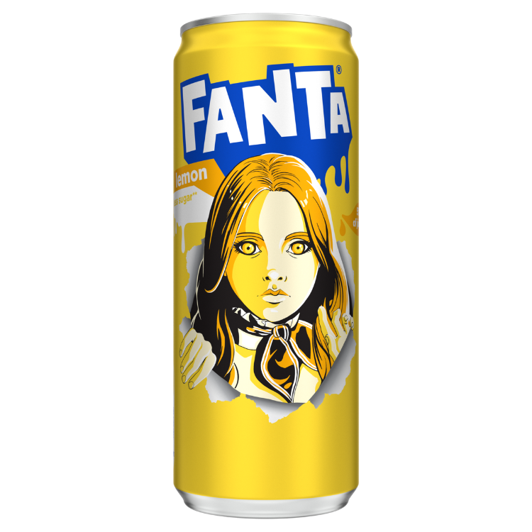 Je ziet een geel blikje Fanta met het logo in wit en blauw bovenaan. Op de voorkant staat een illustratie van een persoon met lang haar en een grote strik om de nek, die lijkt door het blik heen te breken met beide handen zichtbaar aan de zijkanten.