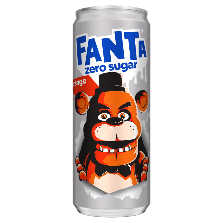 Je ziet een zilverkleurig blikje Fanta zero sugar sinaasappel met het logo in wit en blauw bovenaan. Op de voorkant staat een oranje en bruine cartoonbeer met een zwarte hoed en strik, die met een brede grijns en beide handen lijkt door het blik heen te breken.