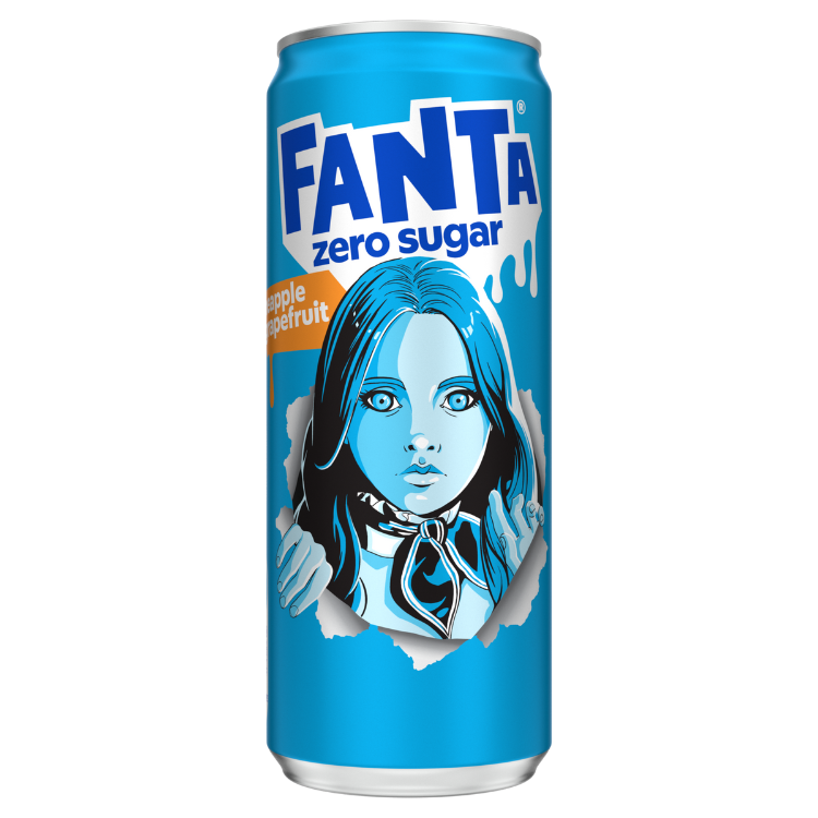 Je ziet een blauw blikje Fanta zero sugar met het logo in wit en blauw bovenaan. Op de voorkant staat een illustratie van een persoon met lang haar en een grote strik om de nek, die met beide handen lijkt door het blik heen te breken.