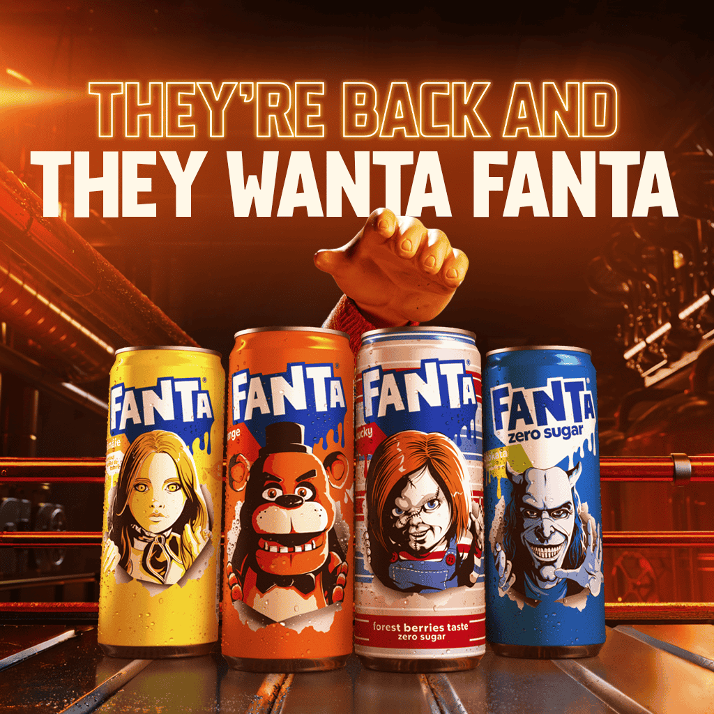 Vier blikjes Fanta in Halloween limited edition, met daarboven de hand van het personage Chucky en de titel: ‘They're back and they Wanta Fanta’.