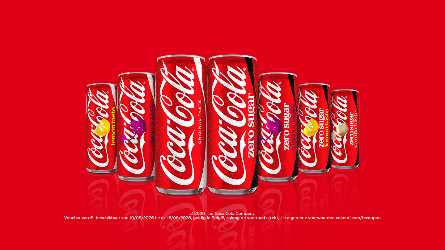 Promotionele afbeelding met rode achtergrond waarop verschillende Coca-Cola-blikjes centraal naast elkaar staan: Coca-Cola Original Taste, Coca-Cola Zero Sugar en smaken zoals citroen, kers en vanille. De rode en zwarte blikjes hebben een glanzende weerspiegeling op de ondergrond. Onderaan staat een promotionele tekst in het Nederlands over een kortingsbon van €1, geldig in België van 10/08/2026 tot 16/08/2026, zolang de voorraad strekt.