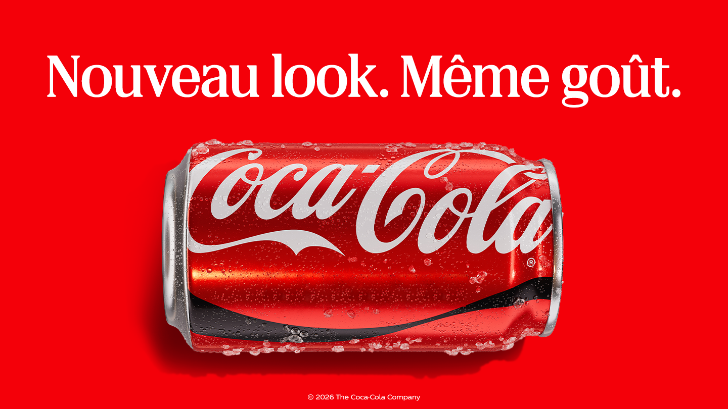 Publicité Coca-Cola rouge avec le texte « Nouveau look. Même goût. » et une canette Coca-Cola couchée au centre sur un fond rouge.