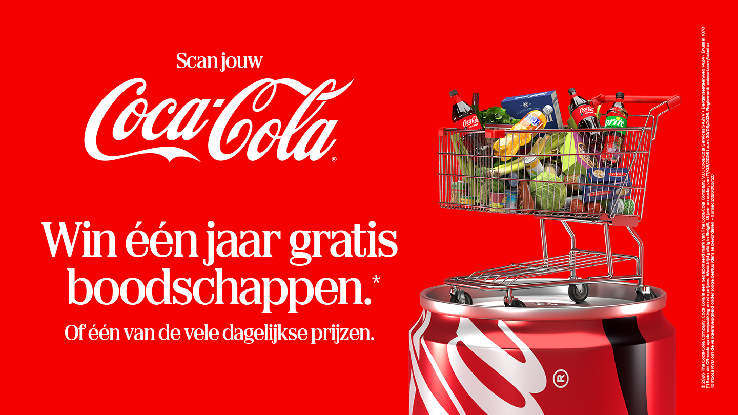 Rode Coca-Cola promotieposter met een winkelkar vol boodschappen boven op een Coca-Cola blikje. Links staat de tekst: ‘Scan jouw Coca-Cola. Win één jaar gratis boodschappen. Of één van de vele dagelijkse prijzen.