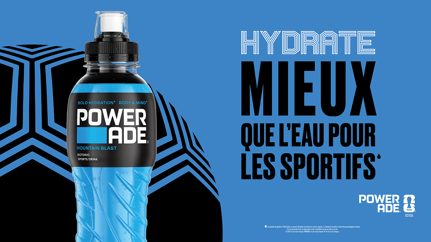 Bouteille de boisson sportive Powerade avec un emballage bleu et le texte « Hydrate mieux que l’eau pendant le sport ».