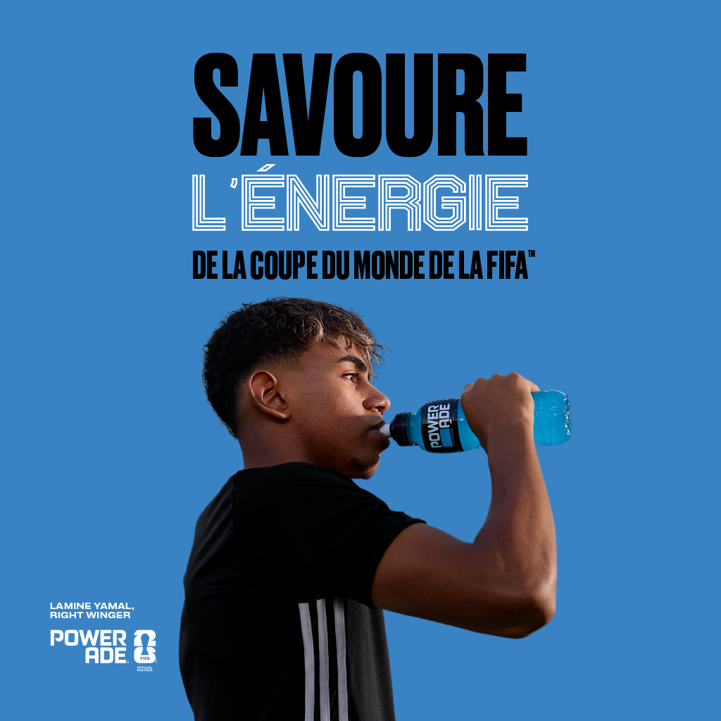 Un athlète boit une Powerade bleue sur un fond bleu, avec le texte : « Saisissez la puissance de la Coupe du Monde de la FIFA. »