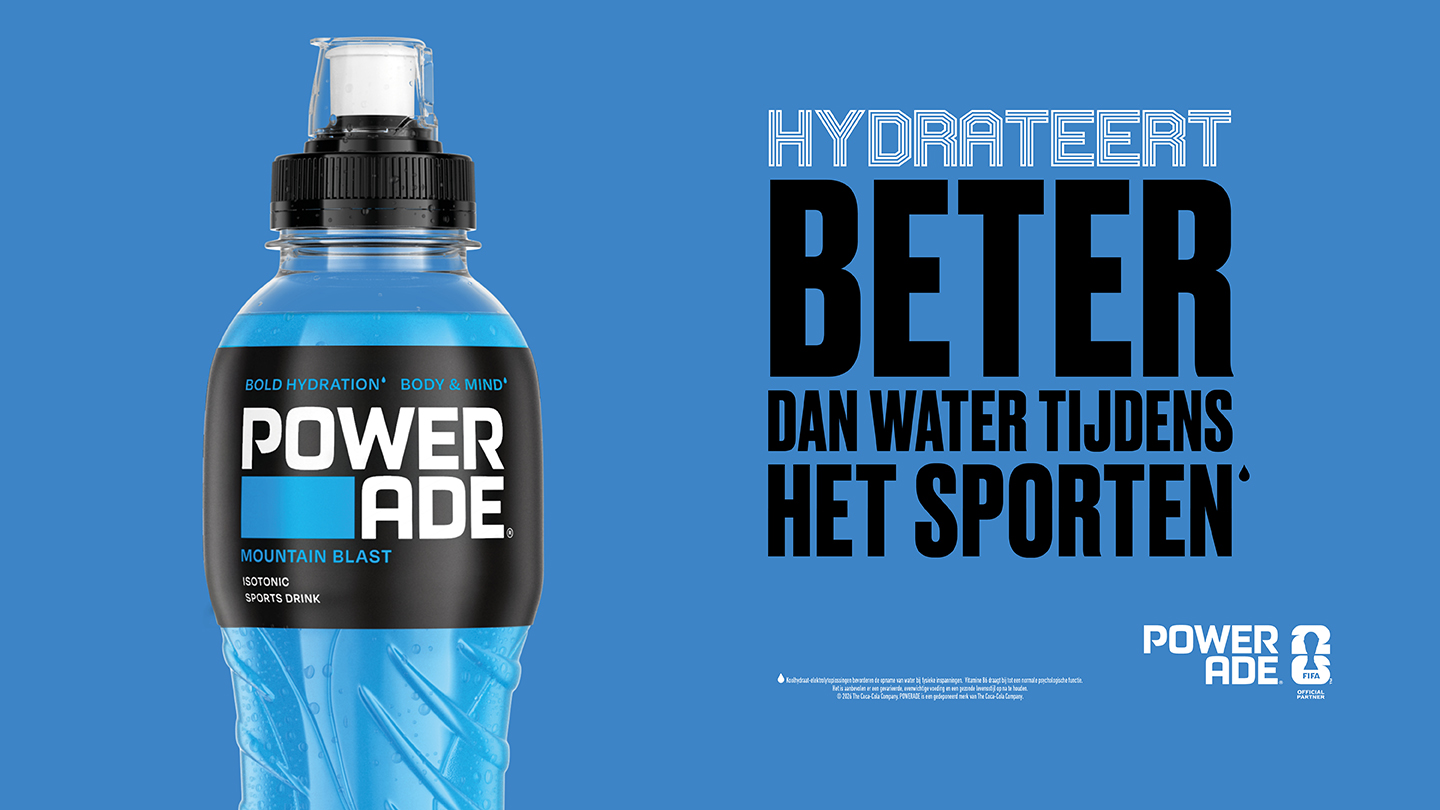 Powerade sportdrankfles met blauwe verpakking en de tekst “Hydrateer beter dan water tijdens het sporten”.