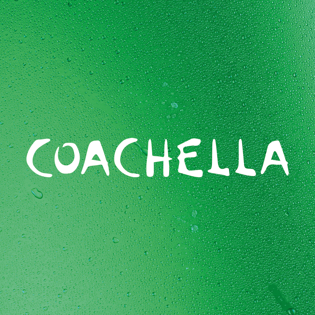 Witte Coachella‑tekst op een groen, getextureerd oppervlak met waterdruppels.