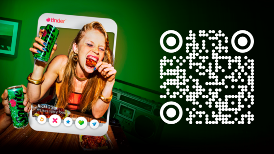 Promotionele afbeelding met een Tinder‑profielkaart van een persoon die een groen Sprite‑blikje vasthoudt aan een tafel met pittig eten, op een groene achtergrond. Rechts in beeld staat een grote QR‑code, met op de achtergrond een retro boombox en een energieke, speelse sfeer die de samenwerking tussen Sprite en Tinder benadrukt.