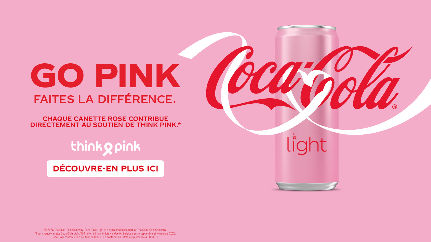 Une publicité rose de Coca-Cola Light mettant en avant une canette rose au centre droit avec le logo Coca-Cola rouge et un ruban blanc en arrière-plan. À gauche, le texte « GO PINK – FAITES LA DIFFÉRENCE » explique que chaque canette rose soutient l’association Think Pink. > NL