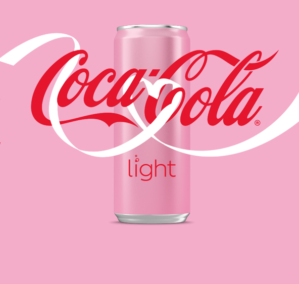 NL: Een slanke roze Coca-Cola Light-blikje op een lichtroze achtergrond, met het rode Coca-Cola-logo groot over het midden en een witte golvende lijn erachter.