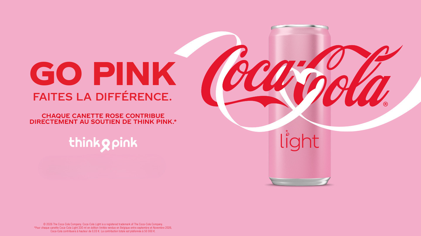 Une publicité rose de Coca-Cola Light mettant en avant une canette rose au centre droit avec le logo Coca-Cola rouge et un ruban blanc en arrière-plan. À gauche, le texte « GO PINK – FAITES LA DIFFÉRENCE » explique que chaque canette rose soutient l’association Think Pink. En bas figure le logo Think Pink et un bouton « DÉCOUVRE-EN PLUS ICI ».