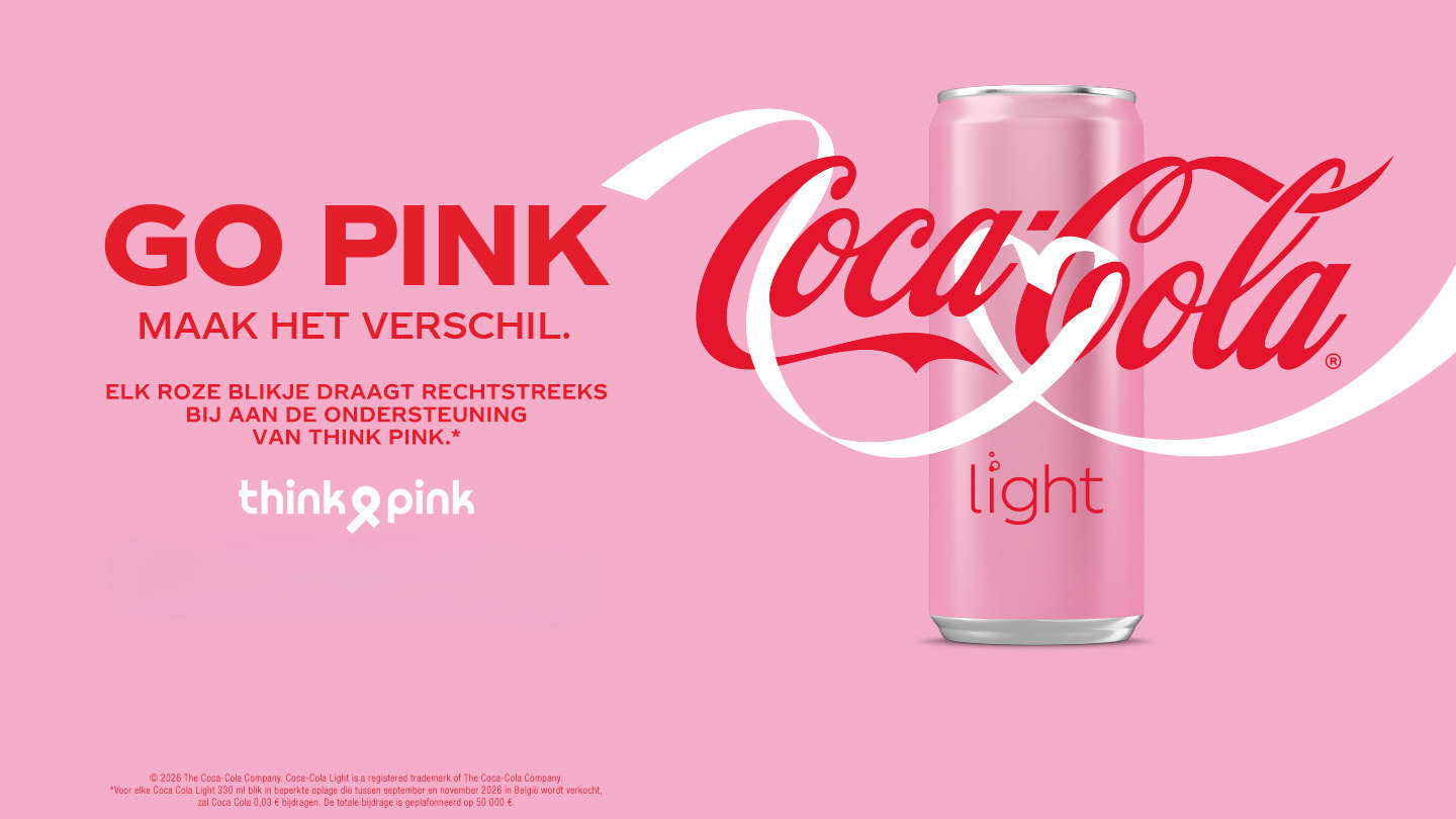Een roze Coca-Cola Light-advertentie met rechts een roze blikje voorzien van het rode Coca-Cola-logo en een wit lint op de achtergrond. Links staat de tekst “GO PINK – MAAK HET VERSCHIL”, met uitleg dat elk roze blikje de vereniging Think Pink ondersteunt. 