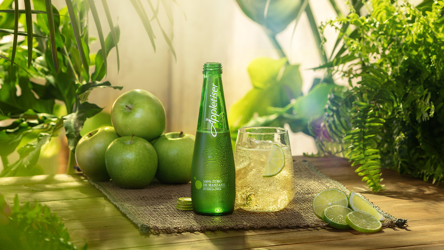 Appletiser-fles drijvend op het water