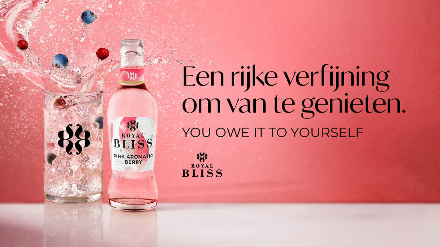 Royal Bliss Pink Aromatic drank op een roze achtergrond
