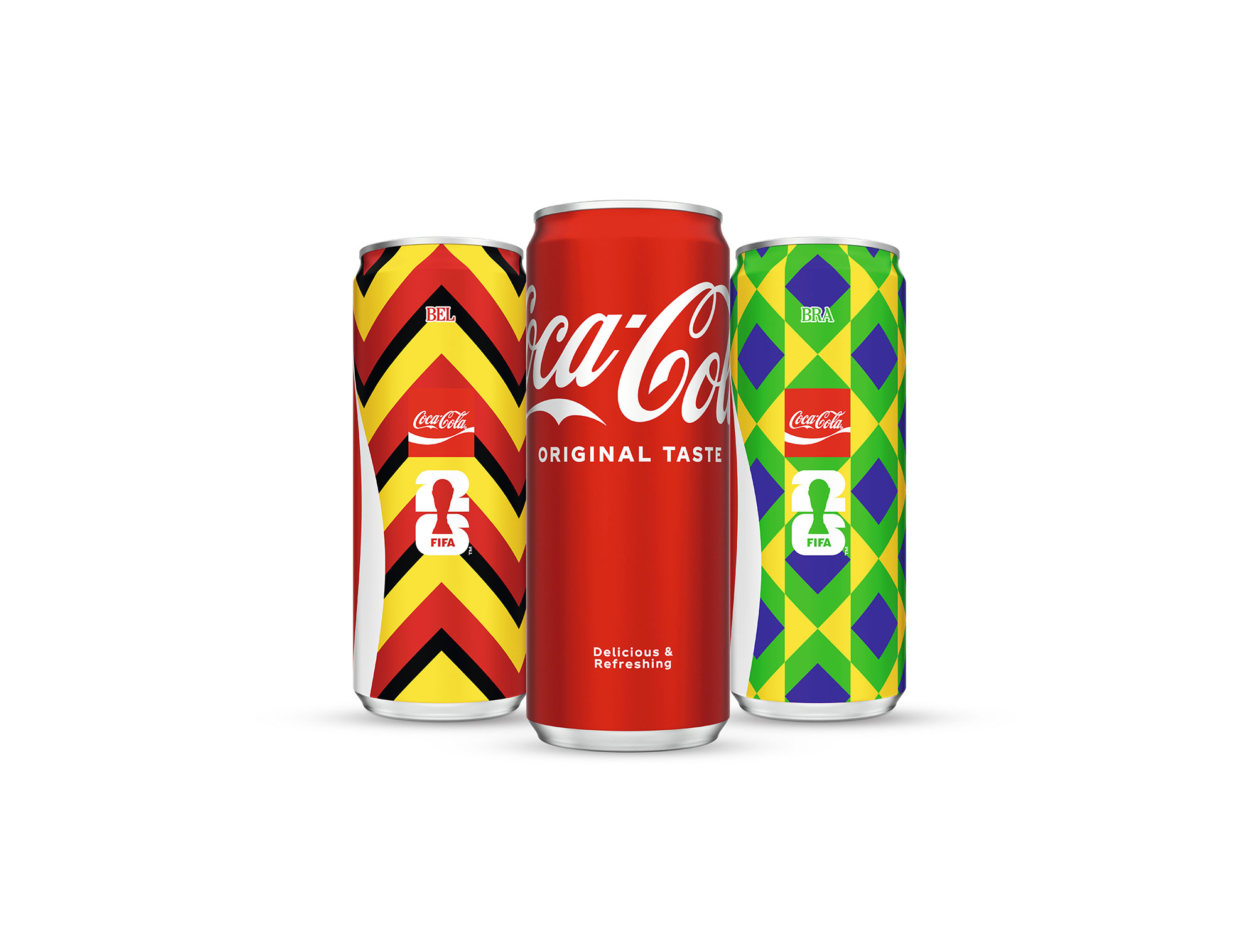 Rood Coca-Cola blikje tussen een Belgisch en Braziliaans Cola-blikje