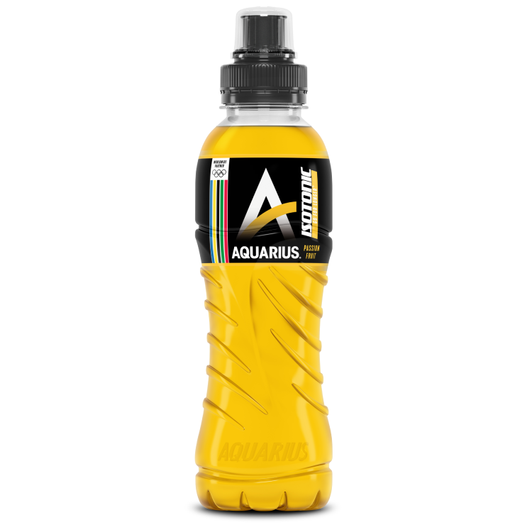 Een fles Aquarius Passionfruit sportdrank