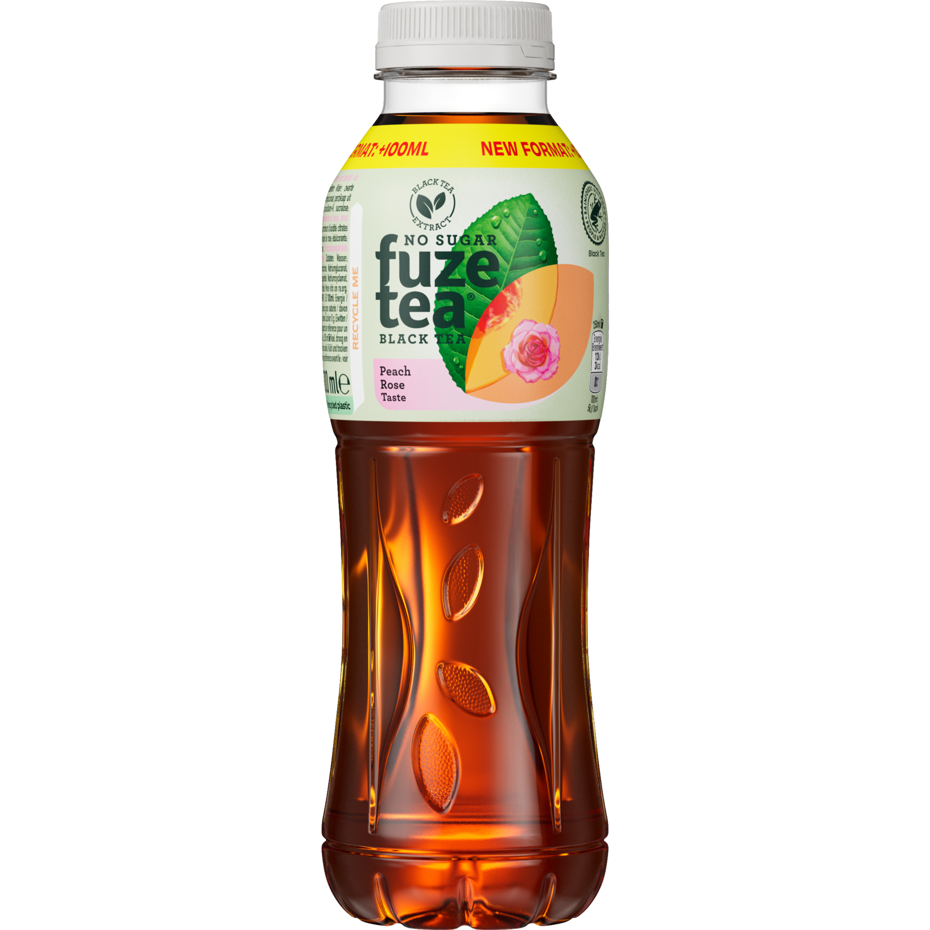 Een plastic fles ijsthee van Fuze Tea zonder suiker, gevuld met donkere thee, met een lichtgroen etiket waarop perzik en roos staan en de smaak “Black Tea Peach Rose”.