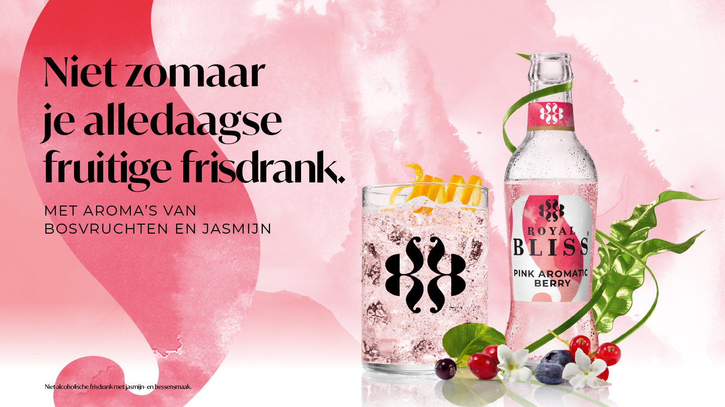 Een flesje Royal Bliss Pink Aromatic Berry op een roze achtergrond