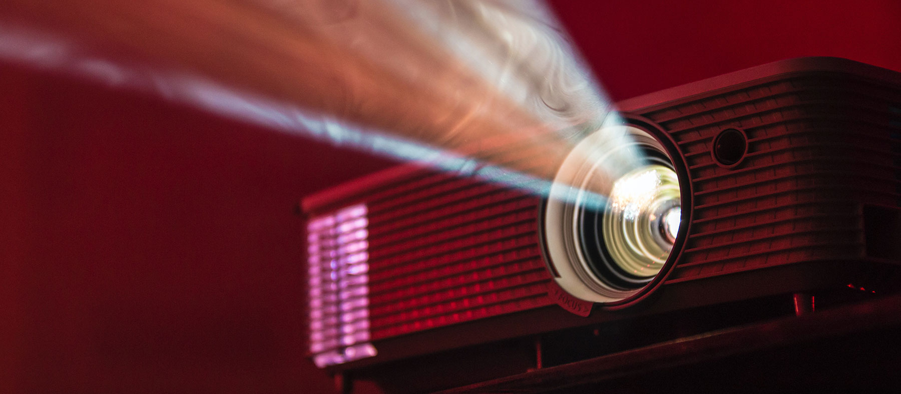 Projector tegen rode achtergrond