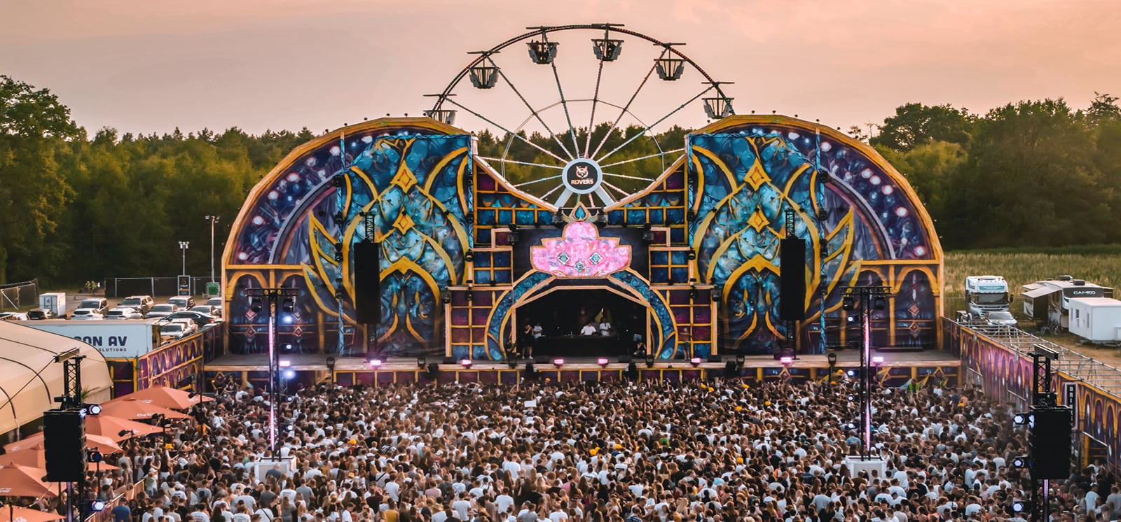 Podium met publiek tijdens valavond op het Rijvers Festival