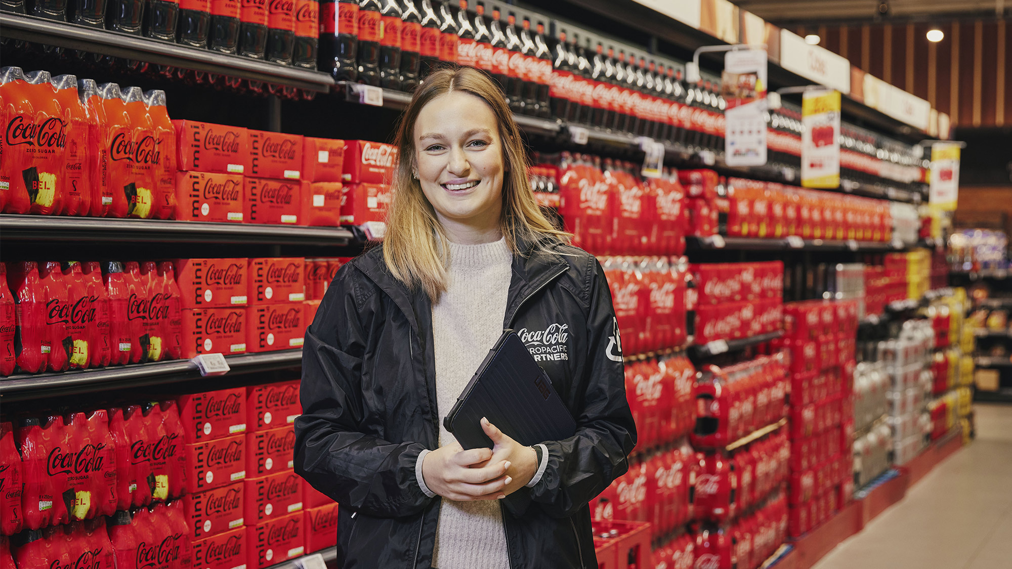 Astrid Brabanders en face d'un rayon Coca-Cola