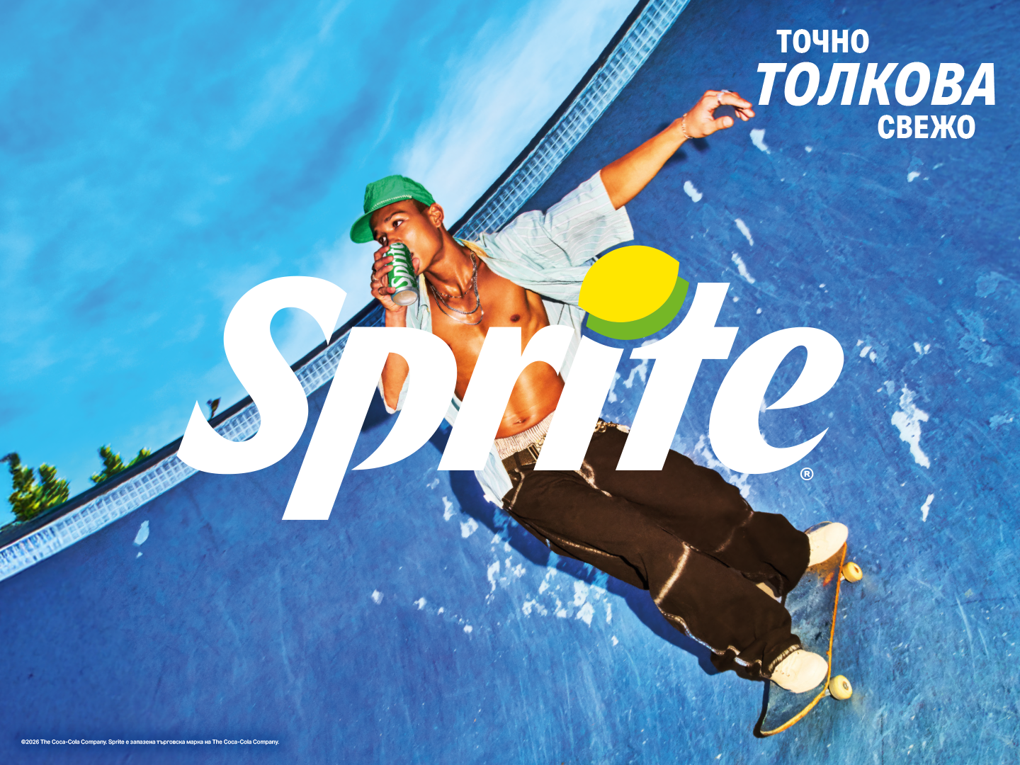 Скейтър пие Sprite в движение