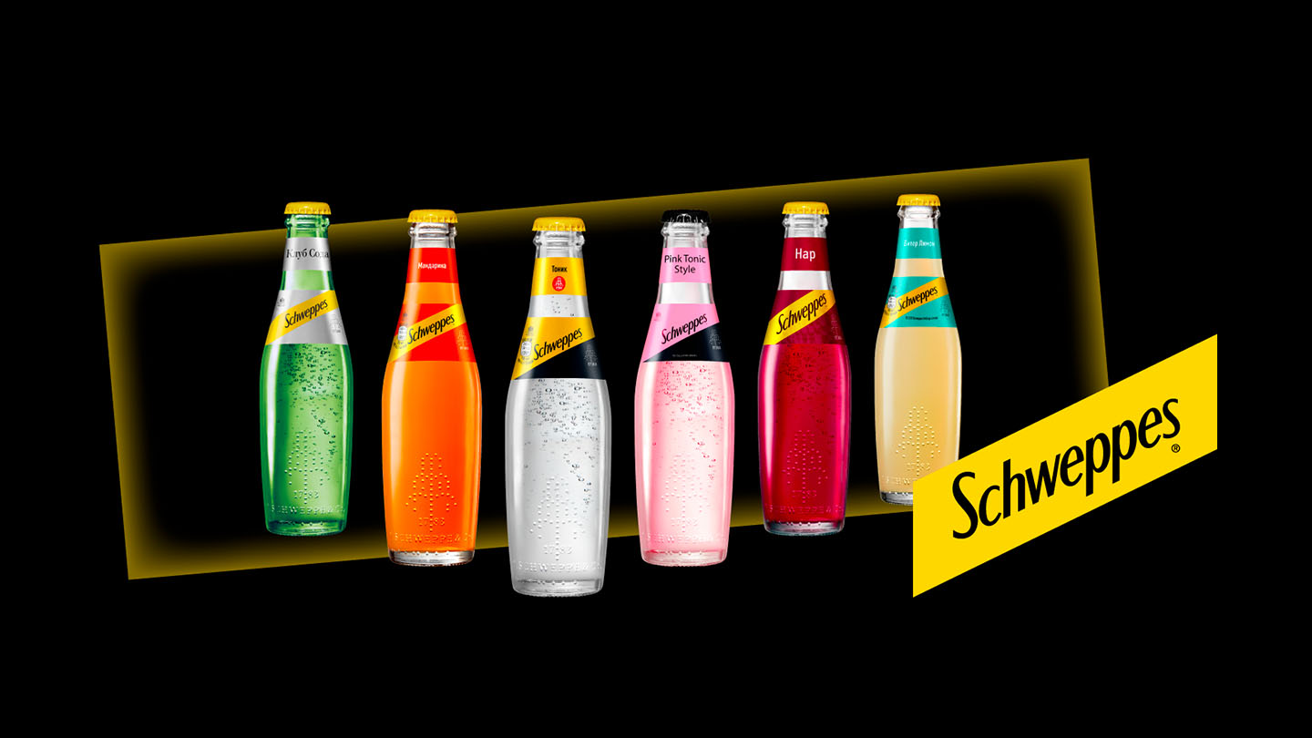 Множество варианти на напитките Schweppes.